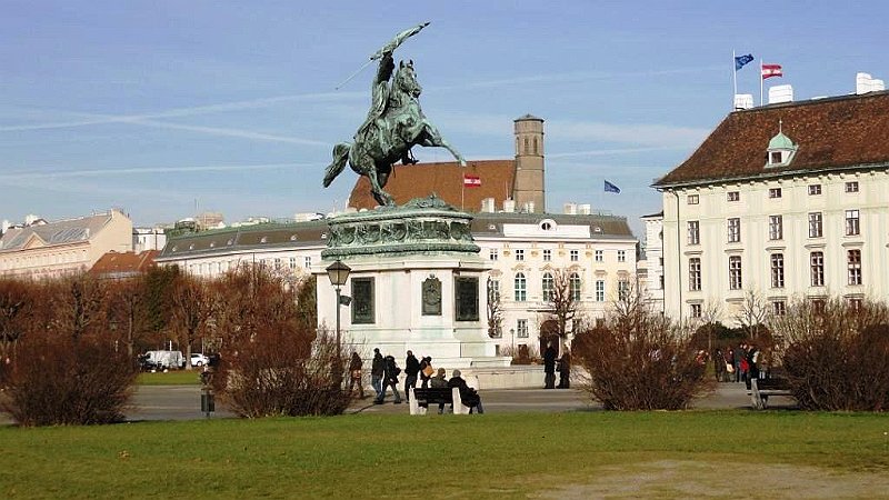 DSC01081 01.JPG -  A Heldenplatz (Hősők tere) a Burgban,  Károly főherceg lovasszobrával.